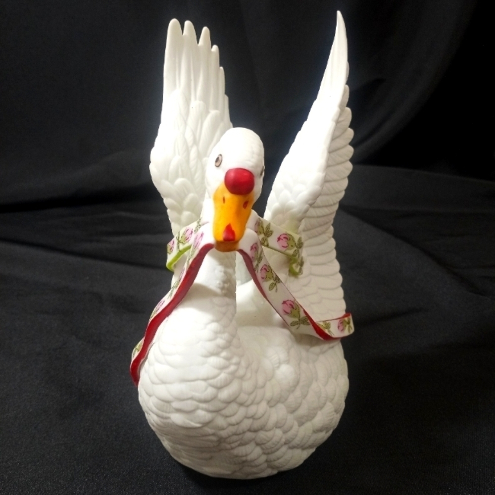 Mann Musical Porcelain Swan-1982 Vintage